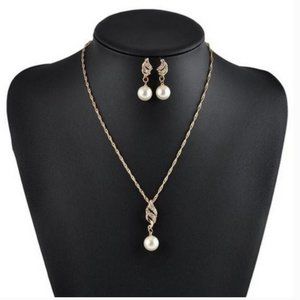 2/20$: White Pearl Necklace and Earrings Gold Set